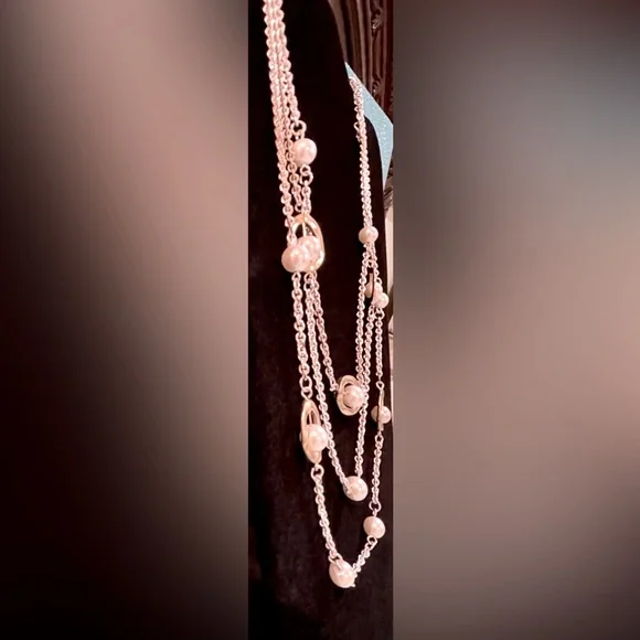 Pearl & Silver Chain Necklace UNIQUE, a cool, different way to display pearls - Picture 3 of 5